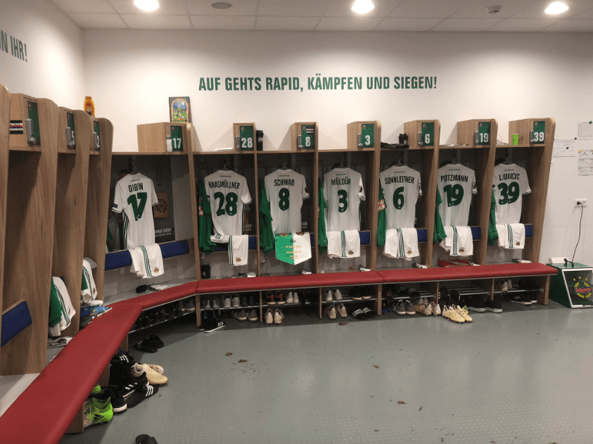 El vestuario de los locales lucía impecable antes de recibirlos para comenzar a vivir las horas previas al juego de la UEFA Europa League.