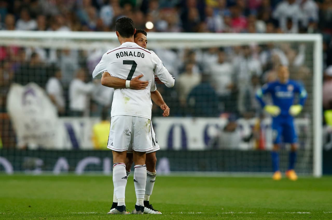 El abrazo de Cristiano Ronaldo para festejar con Chicharito el tanto que sería de la victoria.