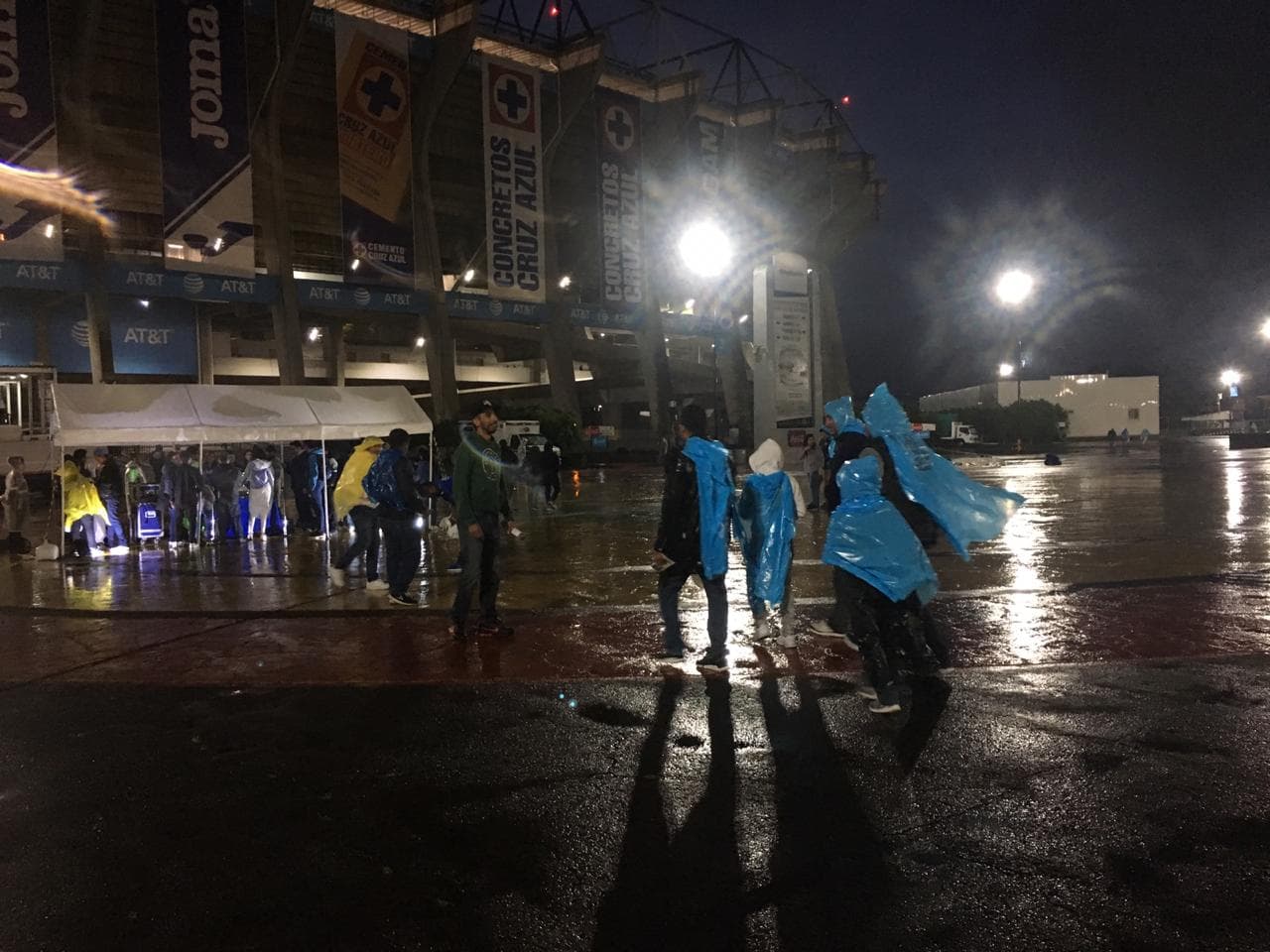 La lluvia no fue factor para que los aficionados faltaran a la cita de esta noche en el Estadio Azteca.