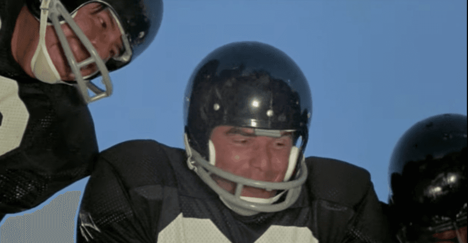 La película original de 1974 fue tan buena que derivó en dos 'remakes', uno en Gran Bretaña, con el mismo concepto, pero con un equipo de fútbol soccer en la prisión.