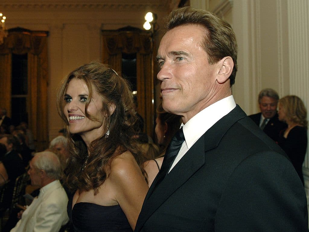 Arnold Schwarzenegger y Maria Shriver – La periodista decidió terminar su matrimonio luego de enterarse que su marido tenía una relación con la empleada del hogar, a quién embarazó al mismo que tiempo que a su mujer.