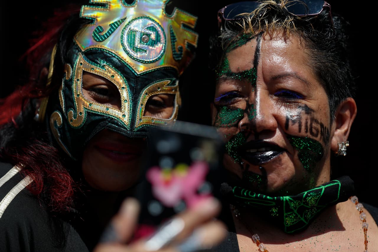 Al igual que otros
<a href="https://www.univision.com/temas/economia-informal">trabajadores informales</a>, los luchadores se acercaron al gobierno de la Ciudad de México para solicitar una ayuda económica.
<b>La respuesta que obtuvieron fue un apoyo de 1,500 pesos (unos 67 dólares) para junio, y buscan lo mismo para julio.</b>
<br>
<br>Migala -a la derecha- se toma una selfie con otra luchadora, después de recibir sus víveres.
