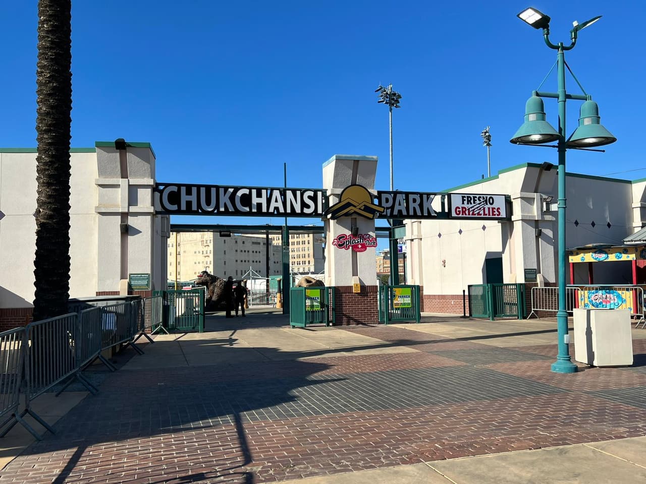 El fútbol regresó a Fresno, después de cinco años, y lo hizo con dos equipos de los llamados ‘cuatro grandes’ del futbol mexicano: Chivas y Pumas, que se vieron las caras este miércoles en un partido amistoso.