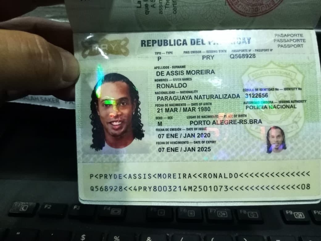 Ronaldinho presentó documentación falsa para entrar a Paraguay.