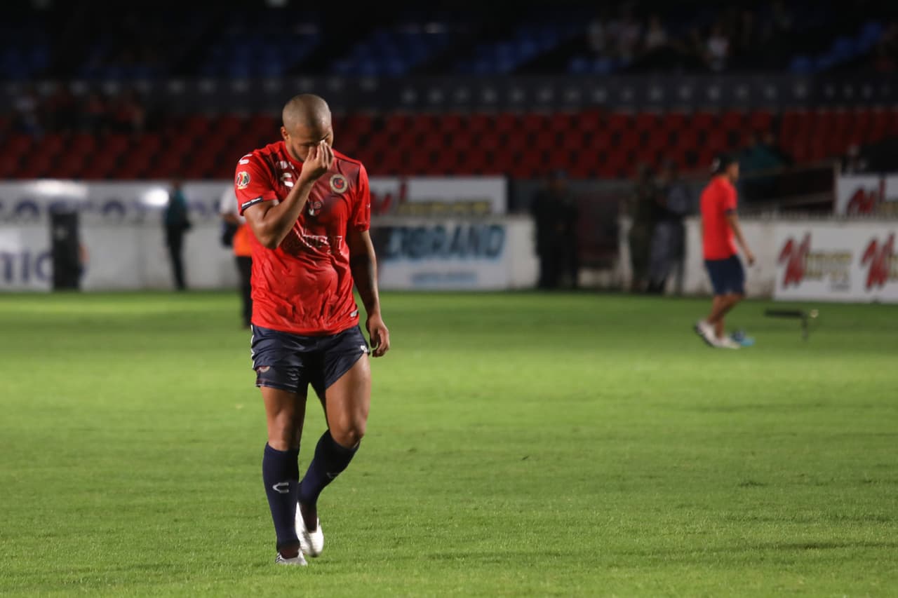 Veracruz: Con tres unidades en el último lugar, sólo un milagro pondría a los Tiburones Rojos en la siguiente fase. El conjunto jarocho registra 38 partidos sin ganar en liga.