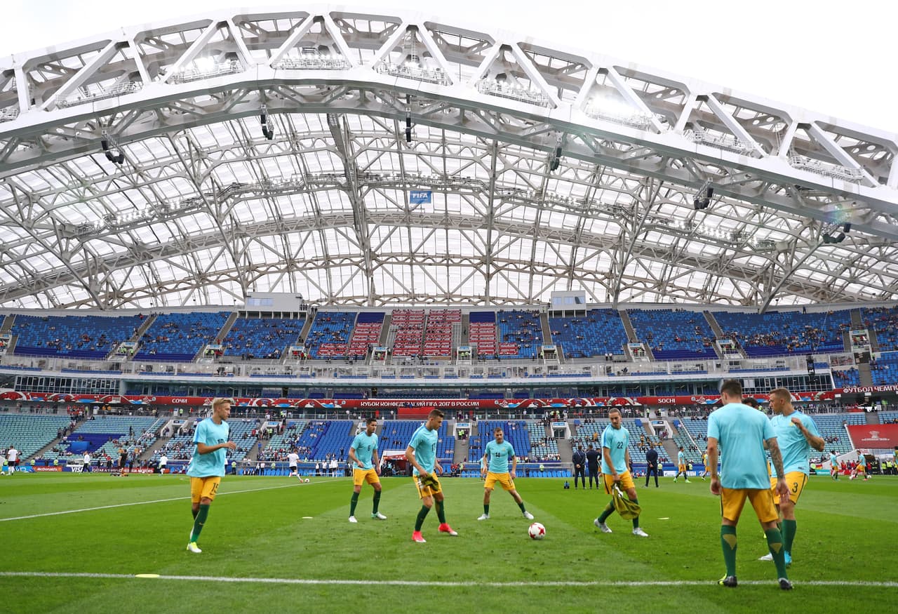 Los jugadores de ambos equipos empezaron a realizar sus trabajos con el balon, listos para vivir el duelo entre Australia y Alemania.