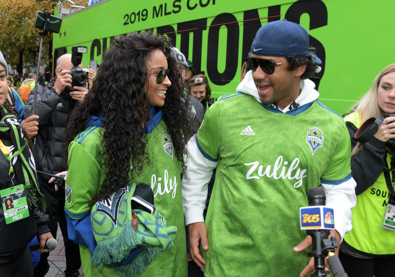 La estrella de NFL y la cantante aportan su grano de arena para ayudar a las personas impactadas por el virus.