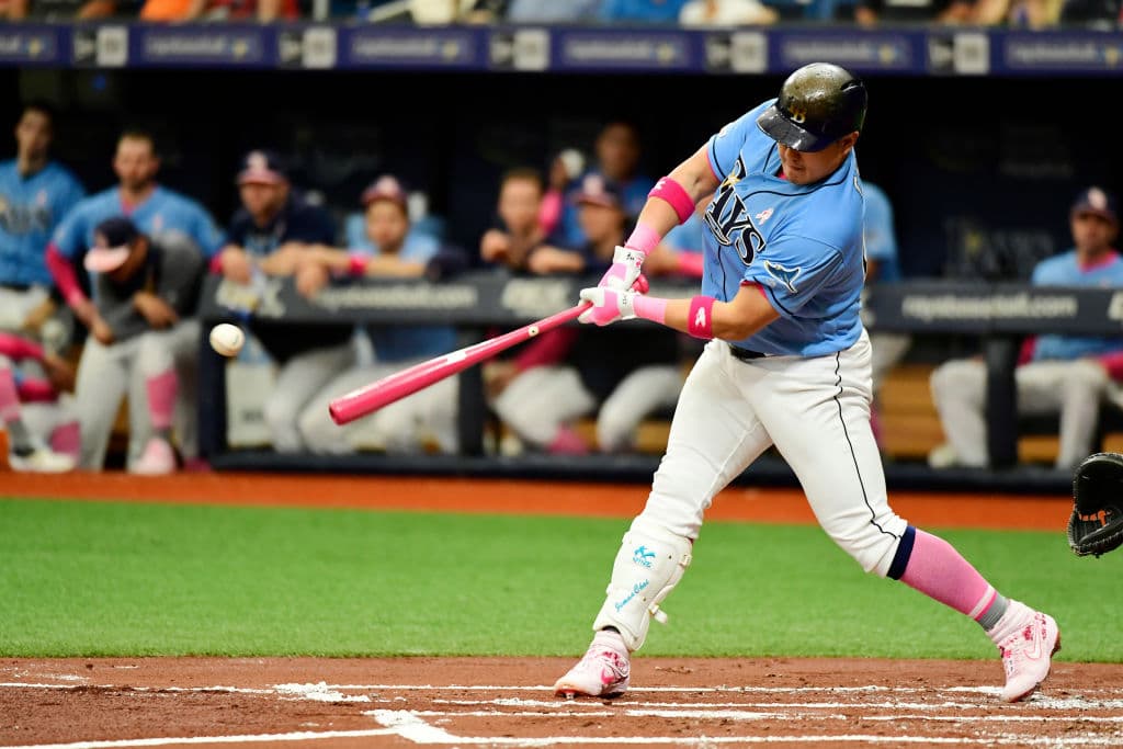 Con mensajes en el rostro, en los zapatos, con guenteletas, muñequeras, guantes, bates y detalles en las bases y otras señales, los peloteros en las Ligas Mayores celebraron el Día de las Madres tiñendo los diamantes de Major League Baseball de rosa.