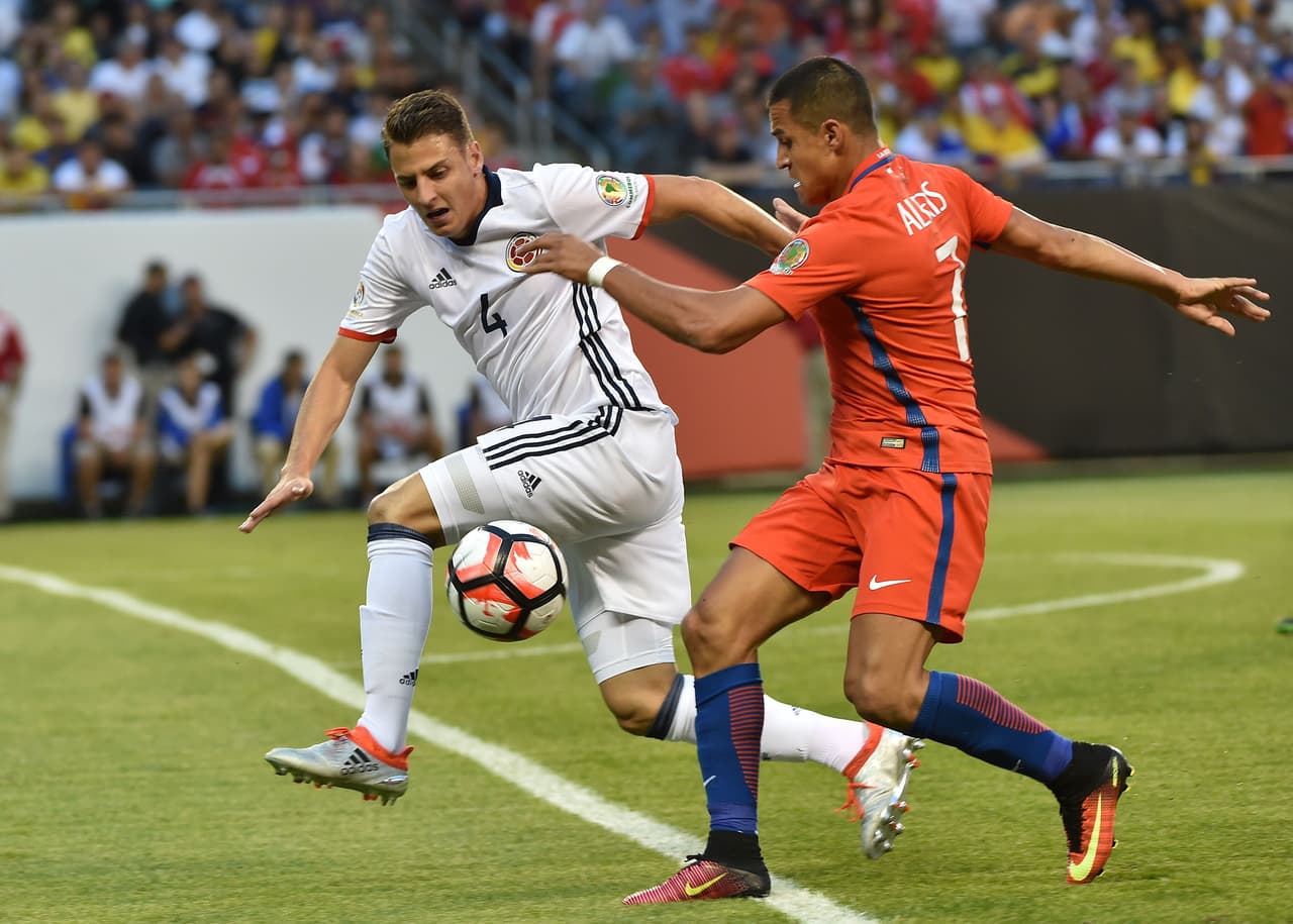 4. Santiago Arias – Vaya noche del 4 colombiano. Sufrió mucho en su intento por marcar a Alexis Sánchez, que lo trajo de hijo por izquierda. El '7' rojo le quebró la cintura y remató al poste para que Fuenzalida anotara el 2-0. Mostró falta de concentración fallando en pases de trámite y luego erró al definir el tanto del descuento. Le cayó de maravilla la pausa por tormenta y en el complemento mejoró muy poco. Calificación (4)