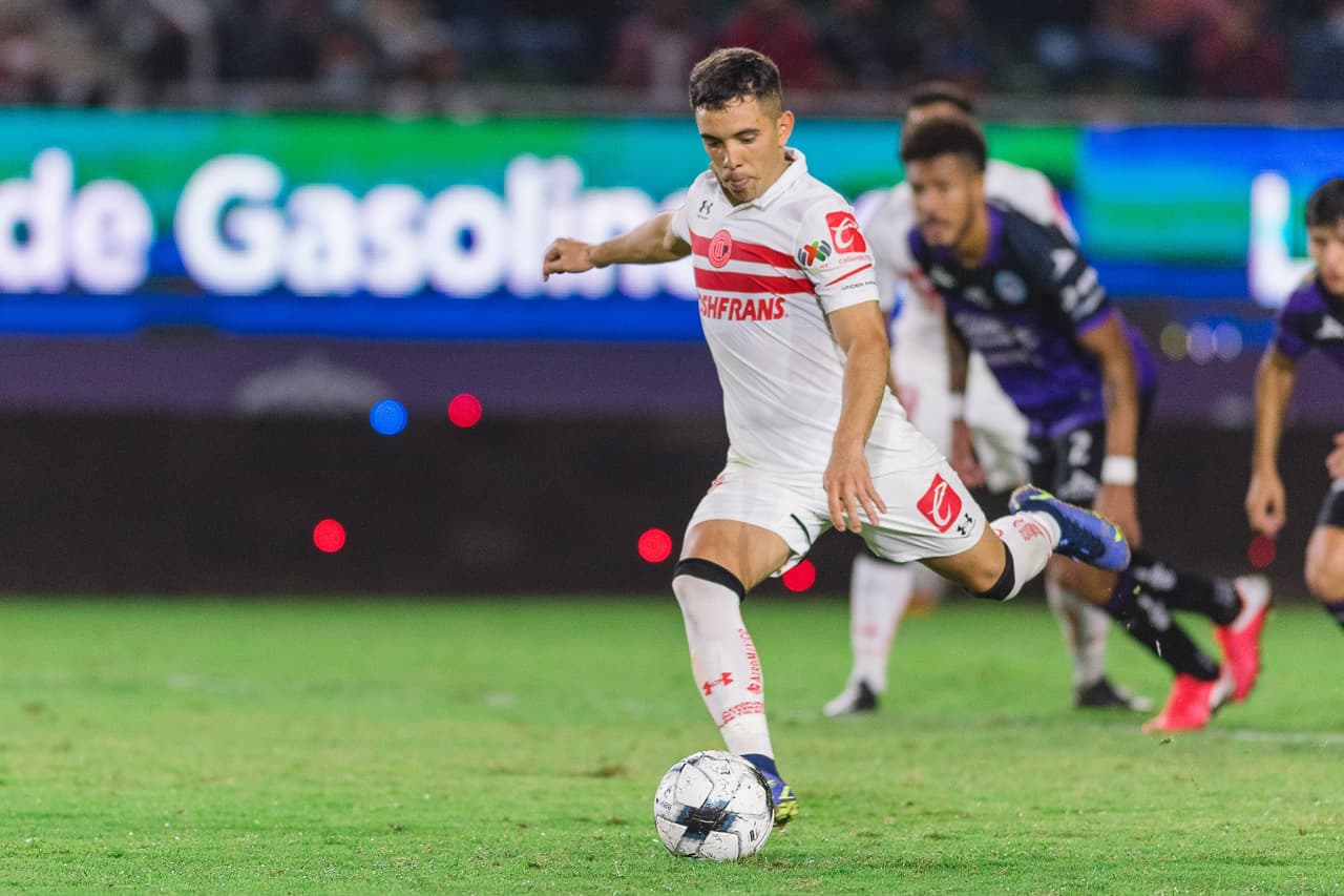 Nico López se encargaría del 1-2 de penal tras la revisión del VAR en una jugada polémica en el área.