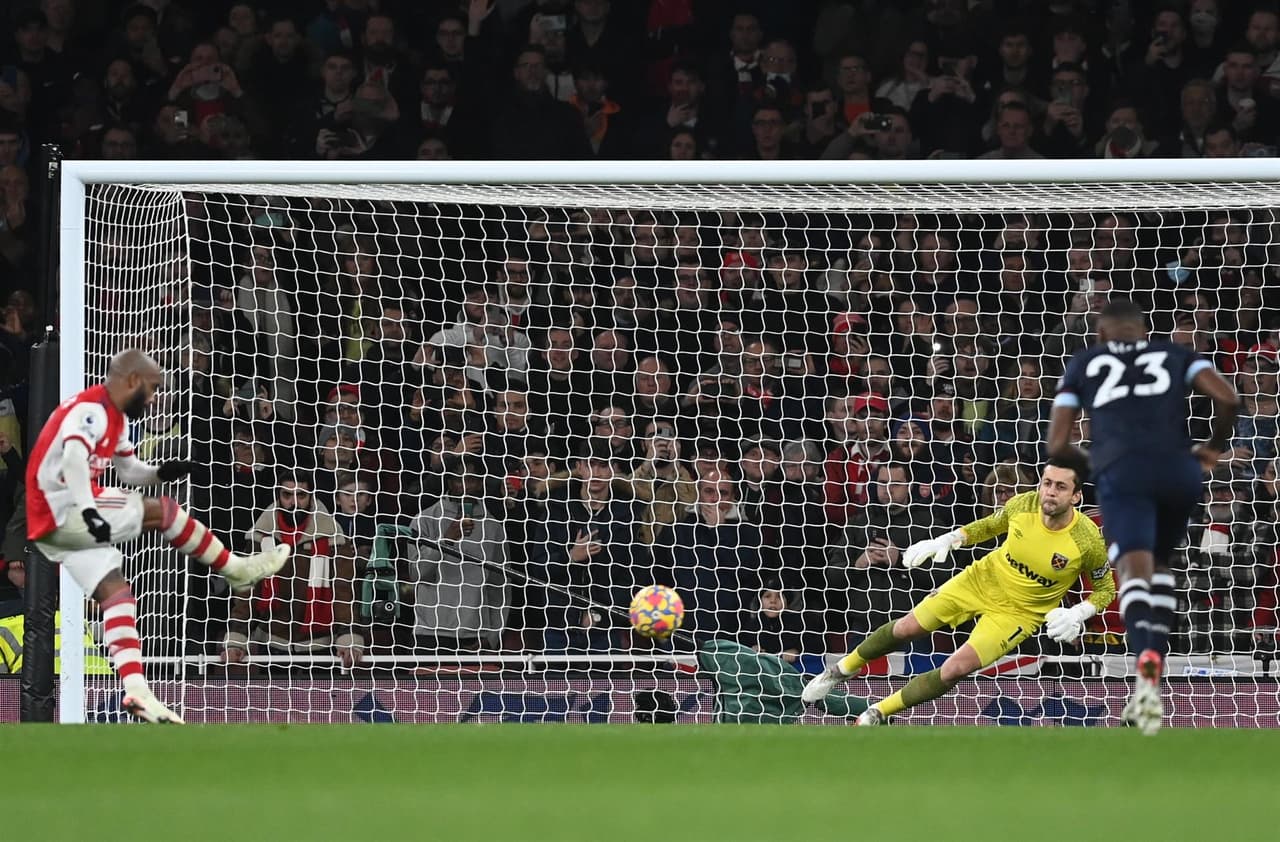 Arsenal derrota 2-0 al West Ham United con anotaciones de Gabriel Martinelli (48') y Emile Smith Rowe (87') en el Emirates Stadium, durante la fecha 17 en la Premier League. Los Hammers se quedaron con 10 hombres tras la expulsióno de Vladimir Coufal al 67'.