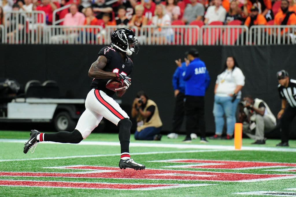 Pero no fue sino hasta el cuarto periodo que se volvió a anotar un touchdown. Ryan mandó pase de anotación de 30 yardas a Calvin Riudley para poner las cosas 28-33.