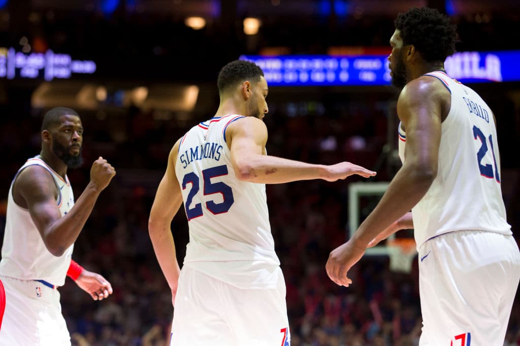 Los Philadelphia 76ers se negaron a ser eliminados en casa al vencer 112-101 a los Toronto Raptors en el Juego 6 de su serie de Playoffs de segunda ronda en la Conferencia del Este en la NBA y con esto forzaron al séptimo y definitivo encuentro, que habrá de jugarse el domingo próximo. Jimmy Butler anotó 25 puntos y Ben Simmons aportó 21 para que los Sixers alarguen la serie en Canadá.