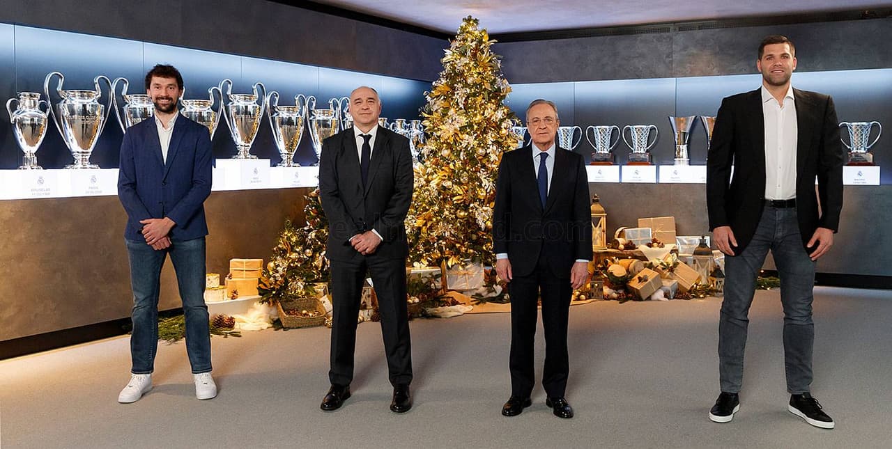 “Desde el Real Madrid queremos enviaros, en estos días tan especiales y en estos momentos difíciles, un mensaje de cariño, solidaridad y esperanza. Nuestros mejores deseos para que recuperemos la normalidad en este año nuevo 2021 y podamos compartir juntos muchos éxitos”, expresó Florentino Pérez.