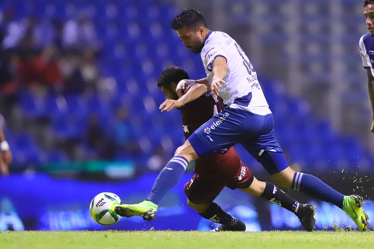 Los dirigidos por José Luis Sánchez Sola, se plantaron bien, a sabiendas de que los Gallos Blancos de Víctor Manuel Vucetich iban a adelantar líneas sí o sí.