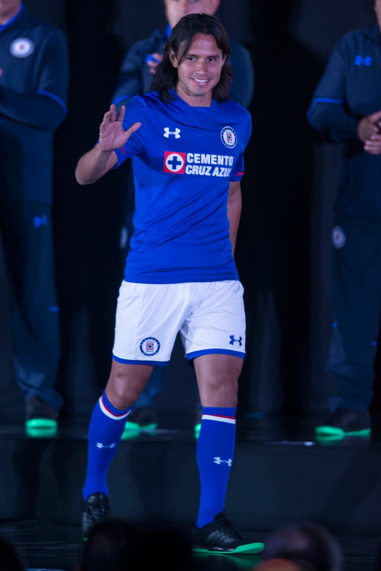 El conjunto celeste mantendrá el tradicional short blanco con vivos azules principalmente en una discreta franja azul en la parte baja del mismo. Las calcetas serán azules con una franja blanca enmarcada en rojo.