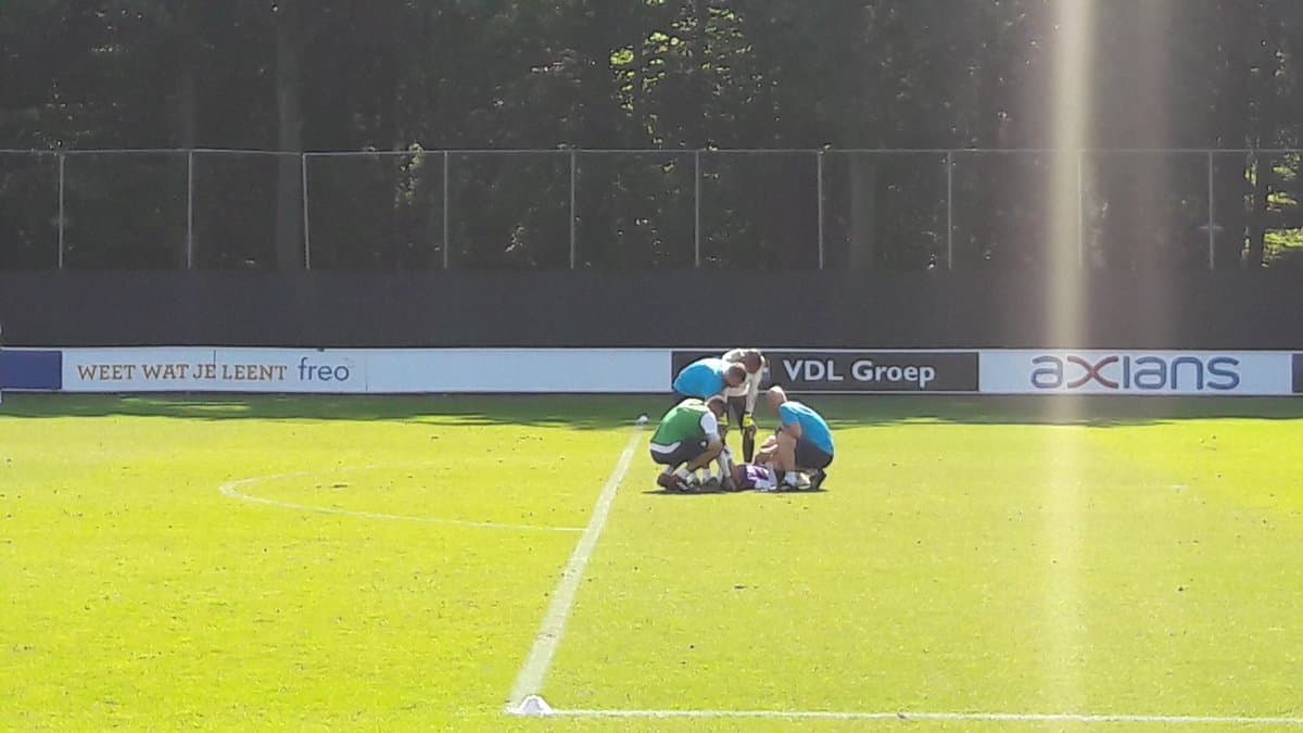 Alerta por el ‘Chucky’ Lozano: no terminó su entrenamiento con el PSV por golpe en un tobillo