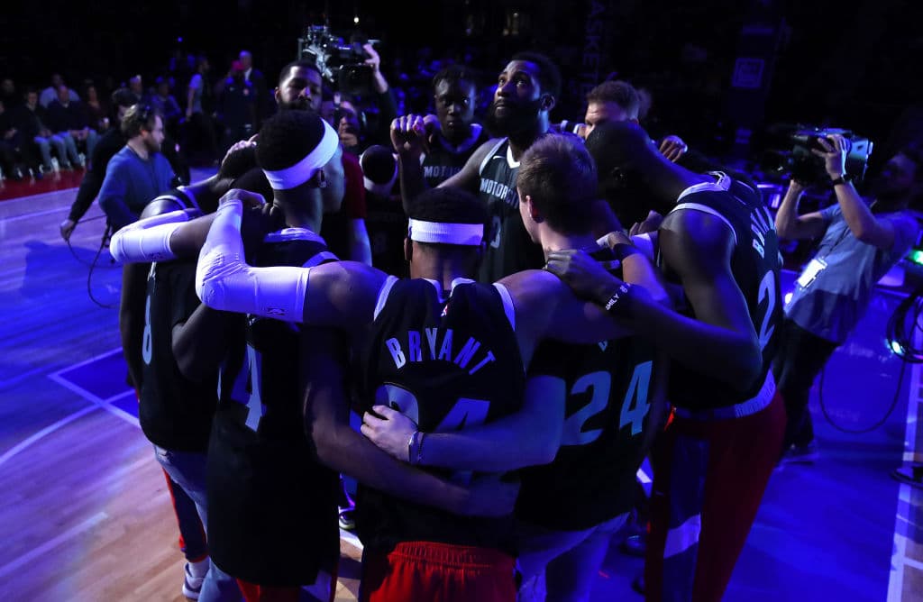 Los Detroit Pistons homenajearon a Kobe Bryant con jerseys de entrenamiento con sus números y nombre, además lo aplaudieron a los 24 segundos de juego.