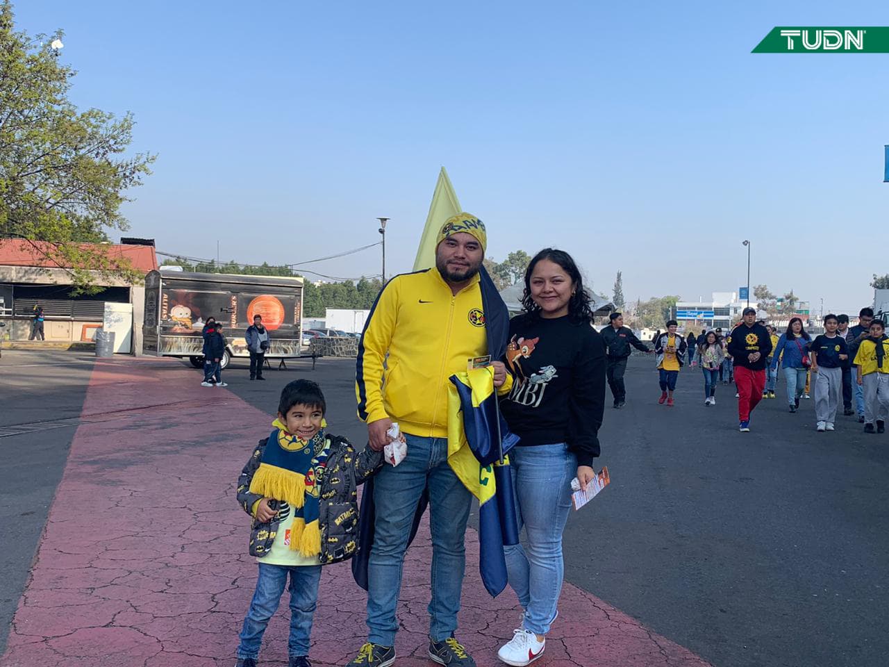 Fanáticos del América se reúnen para ver a su equipo entrenar previo a la final de la Liga MX del Apertura 2019.