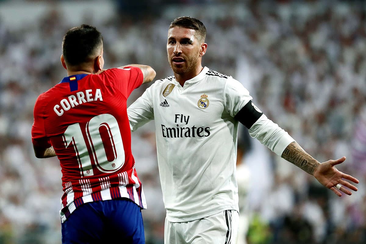 Discusión en el campo entre el mediocampista Ángel Correa (izquierda) y el capitán del Real Madrid Sergio Ramos (derecha).