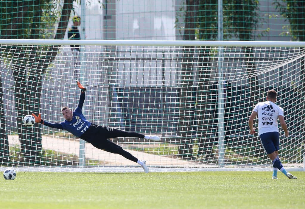 Otro que se ganó un lugar entre los titulares, aunque no hace parte del grupo de históricos, es el arquero Franco Armani, de momento sobresaliente.