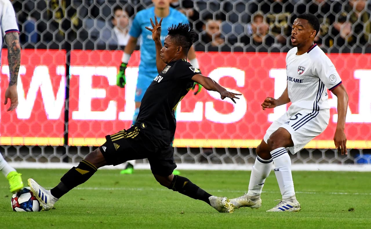 A Dallas le funcionó más la línea de tres defensas centrales ya que impidió que el local concluyera sus ataques. Un tiro libre de Vela que terminó en el travesaño fue la opción más clara de los primeros 30 minutos de juego.