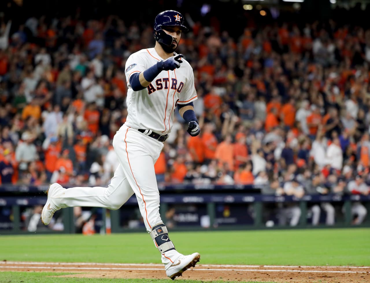 Pero en el séptimo rollo, ante los pitcheos del relevista Matt Barnes, Marwin González dio jonrón solitario al izquierdo para poner la pizarra 4-1 y despertar de su letargo a los fans de los Astros.