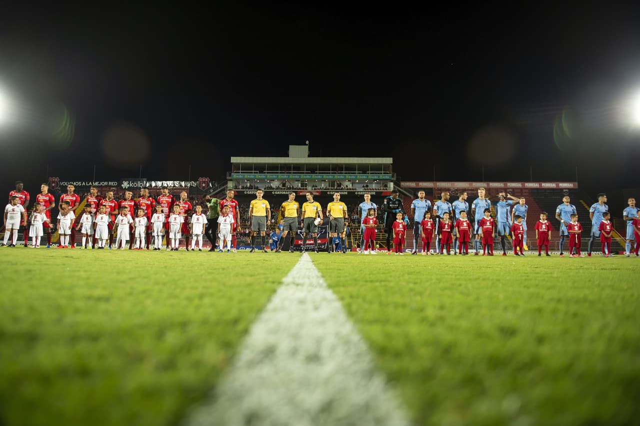 Una gran toma previo al inicio del encuentro con ambos equipos listos para el partido.