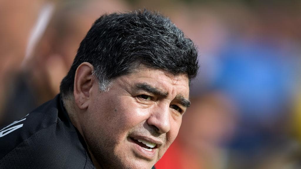 Diego Maradona admite interés en fichar al 'Chucky' Lozano para su equipo