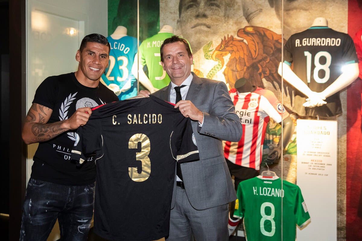 El PSV Eindhoven tuvo una jornada de homenaje a los mexicanos, entre ellos a Carlos Salcido.