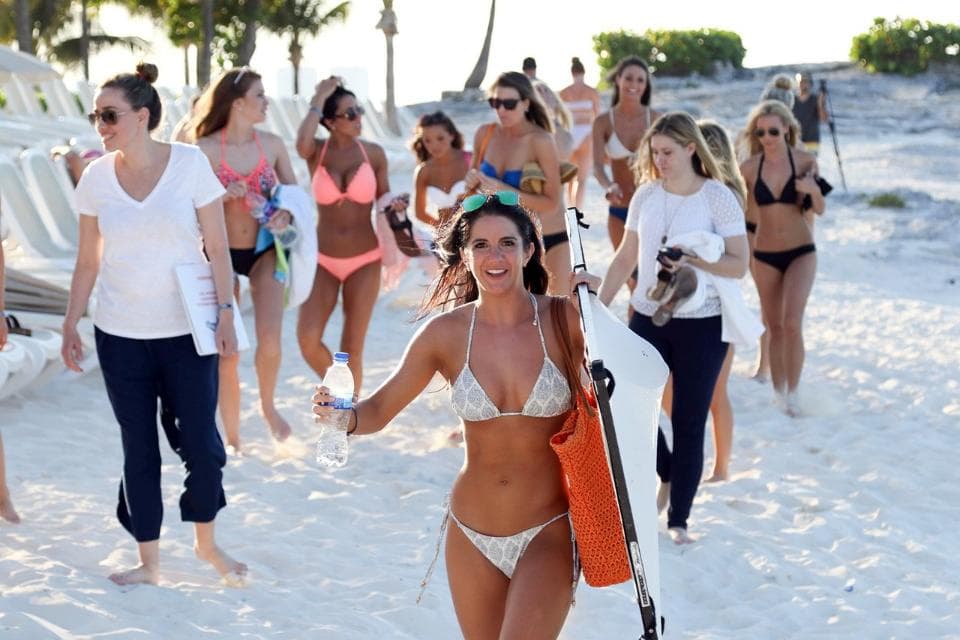 Las porristas de los campeones de la NFL eligieron las hermosas playas mexicanas de Cancún para hacer su sexy Calendario 2016.