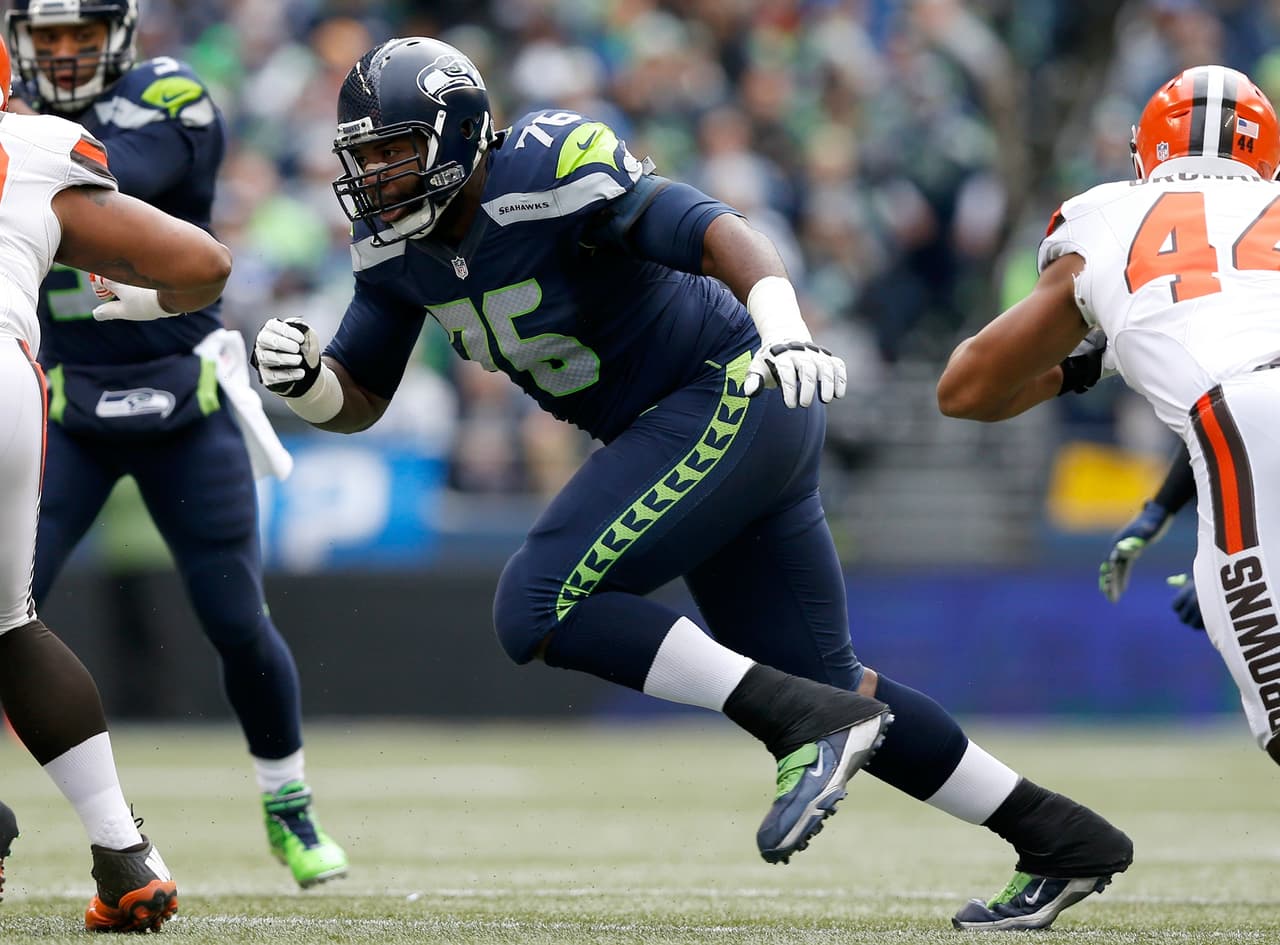 Russell Okung deja a los Seahawks y acuerda 5 años con Broncos