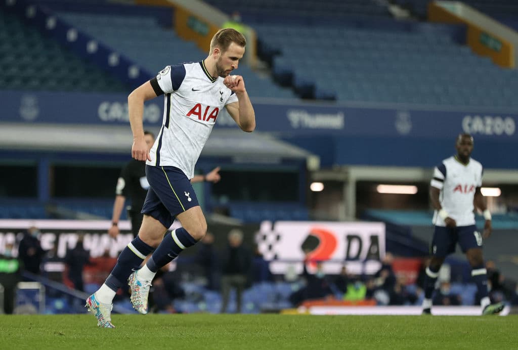 Gylfi Sirgudsson y Harry Kane salen más que encuhafados al terreno de juego y ambos anotan un doblete en el empate 2-2 del Everton y Tottenham de Premier League.