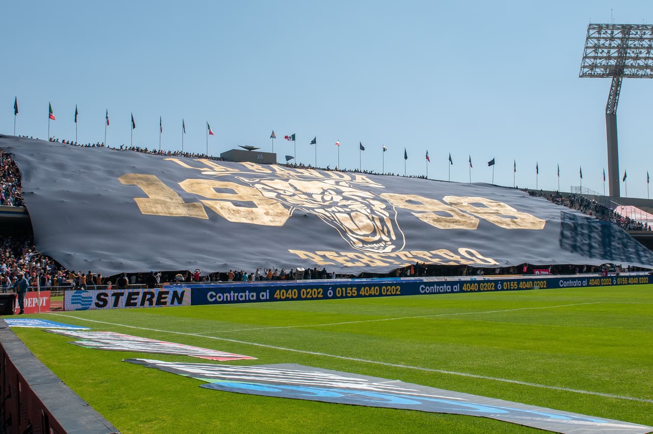 Los hinchas de Pumas UNAM demostraron su localía contra América en las tribunas con una bandera gigante en el estadio Olímpico Universitario en la Jornada 7 del Clausura 2017 de la Liga MX.