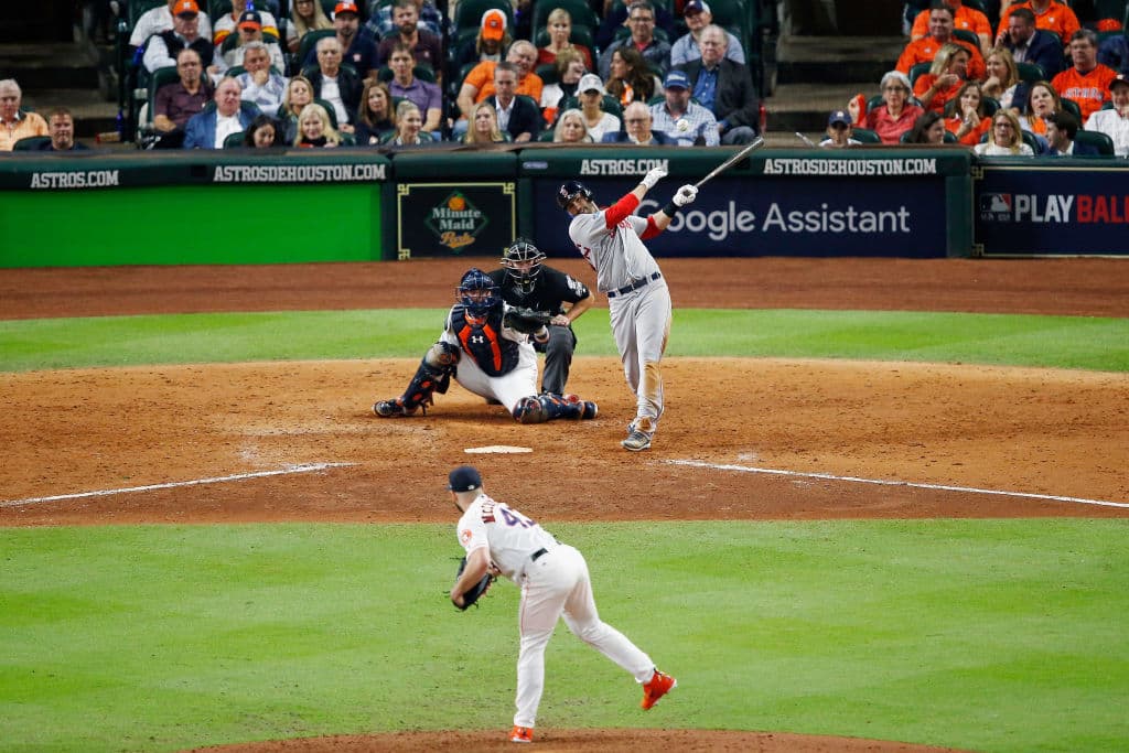 En la octava, JD dio sencillo al central y empujó a Betts para ampliar el margen 8-5 para Boston. Los Astros ripostaron con rodado al cuadro productor de Altuve que impulsó a Bregman para el 8-6.