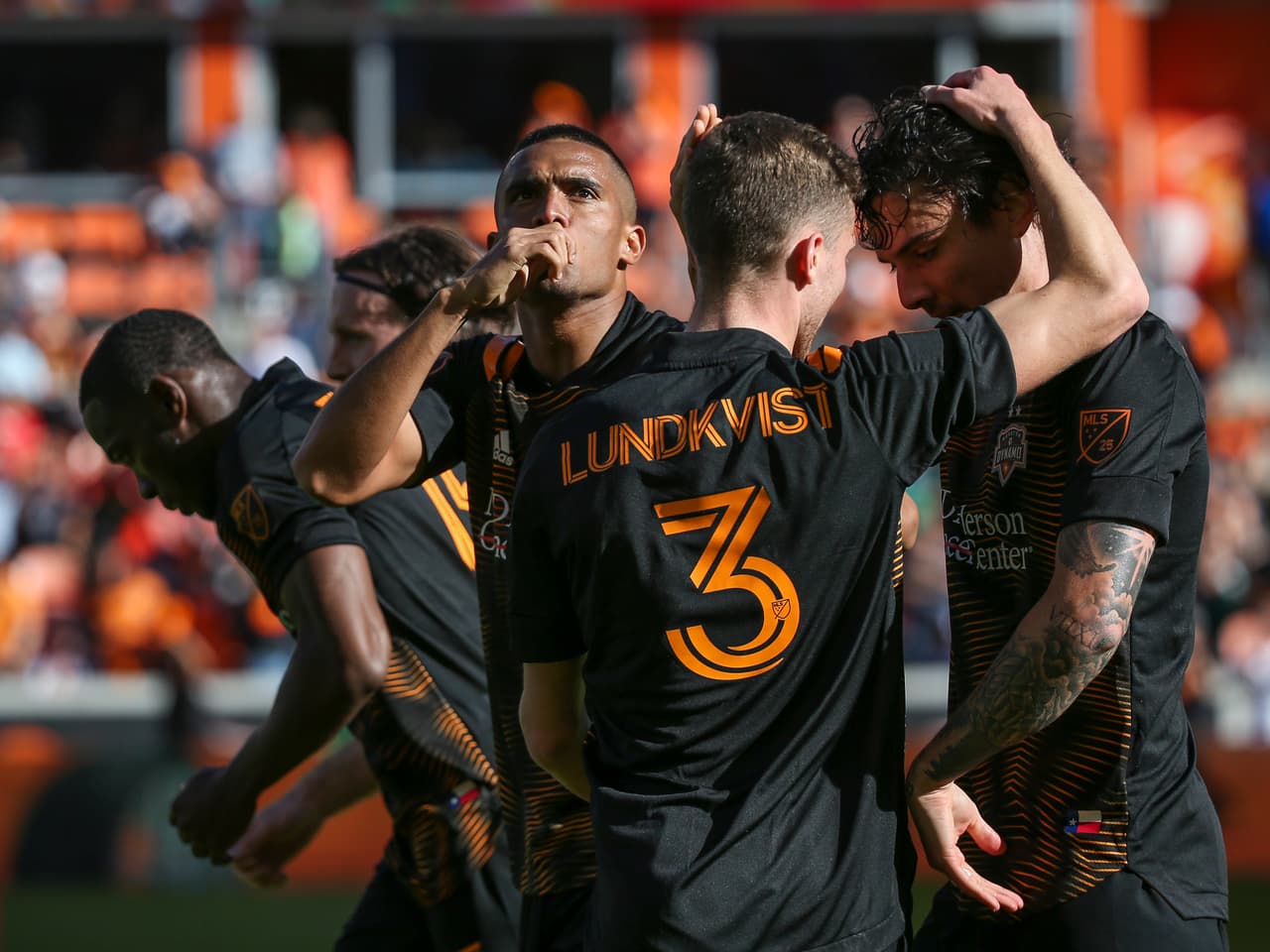 Luego de un gran derechazo, Mauro Manotas anota y empata el encuentro.