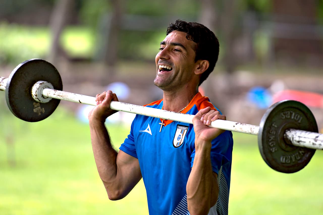 Allí llegó para reforzar en la creación de juego a la plantilla de los 'Gallos', que vivían un segundo aire después de eludir el descenso con la ficha de los Jaguares de Chiapas.