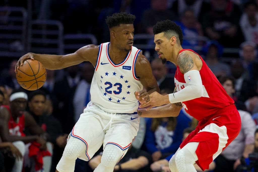 Los Philadelphia 76ers se negaron a ser eliminados en casa al vencer 112-101 a los Toronto Raptors en el Juego 6 de su serie de Playoffs de segunda ronda en la Conferencia del Este en la NBA y con esto forzaron al séptimo y definitivo encuentro, que habrá de jugarse el domingo próximo. Jimmy Butler anotó 25 puntos y Ben Simmons aportó 21 para que los Sixers alarguen la serie en Canadá.