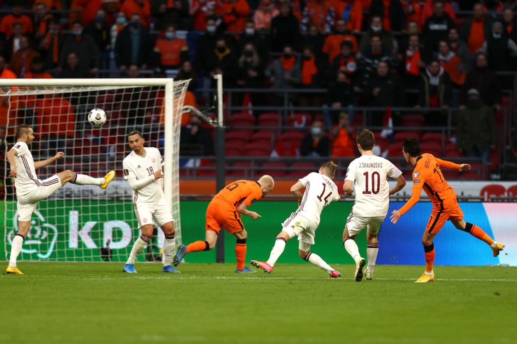 Steven Berghuis marcó a los 32’ el primer tanto del partido y Luuk de Jong (69’) sentenció el resultado. En la siguiente jornada, los neerlandeses visitarán Gibraltar; Letonia, quien aún no suma en la competición, hará lo propio con Turquía.