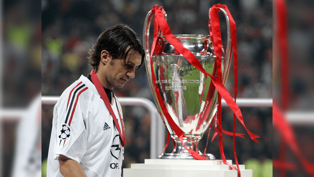 <b>Il capitano se quedó con las ganas</b>
<br>El anotador del primer gol de aquella Final épica, Paoloo Maldini, pasa a un lado de 'La Orejona' sin voltear a verla.