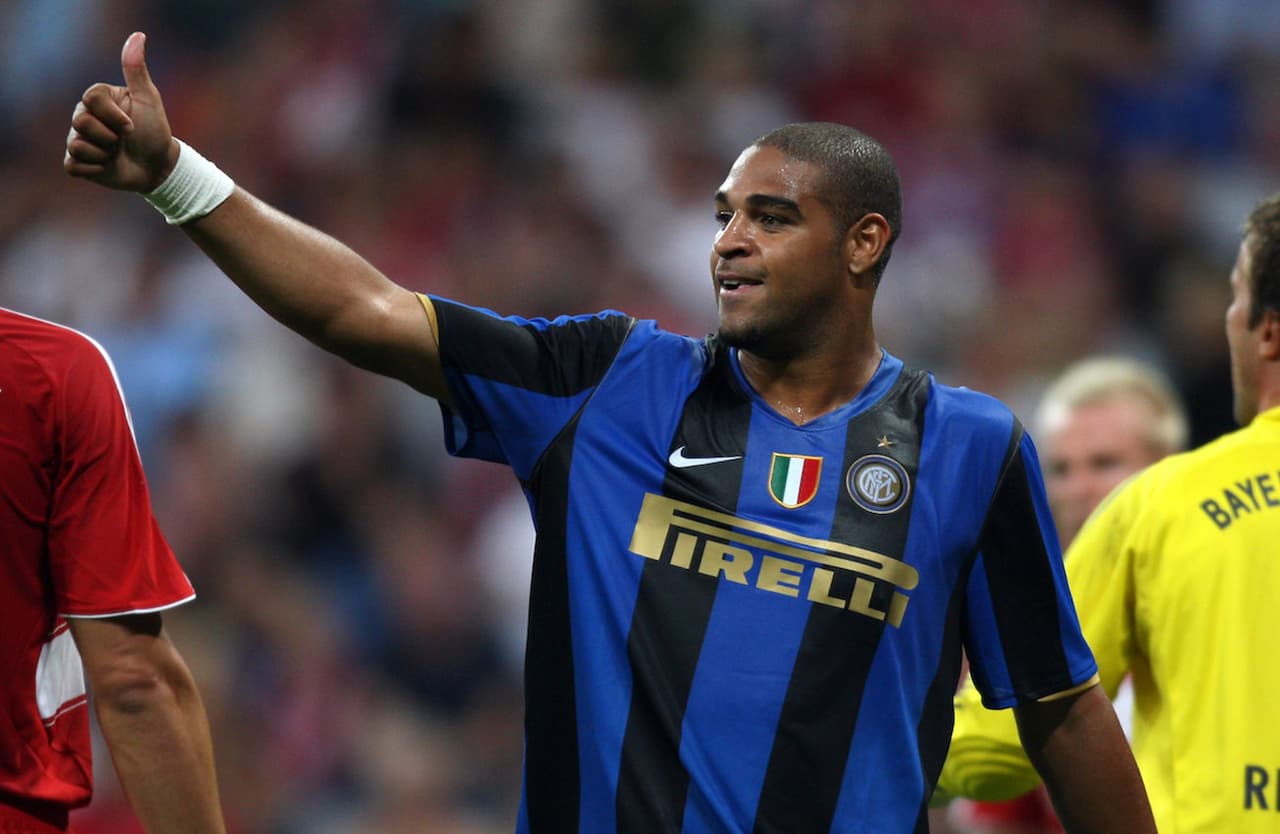 Adriano (Brasil) - El 'Emperador' llegó a ser uno de los delanteros más temibles del mundo, siguiendo los pasos de Ronaldo Nazario. Lamentablemente encontró en ese camino la fiesta, el licor y los excesos llevando su carrera a las sombras.