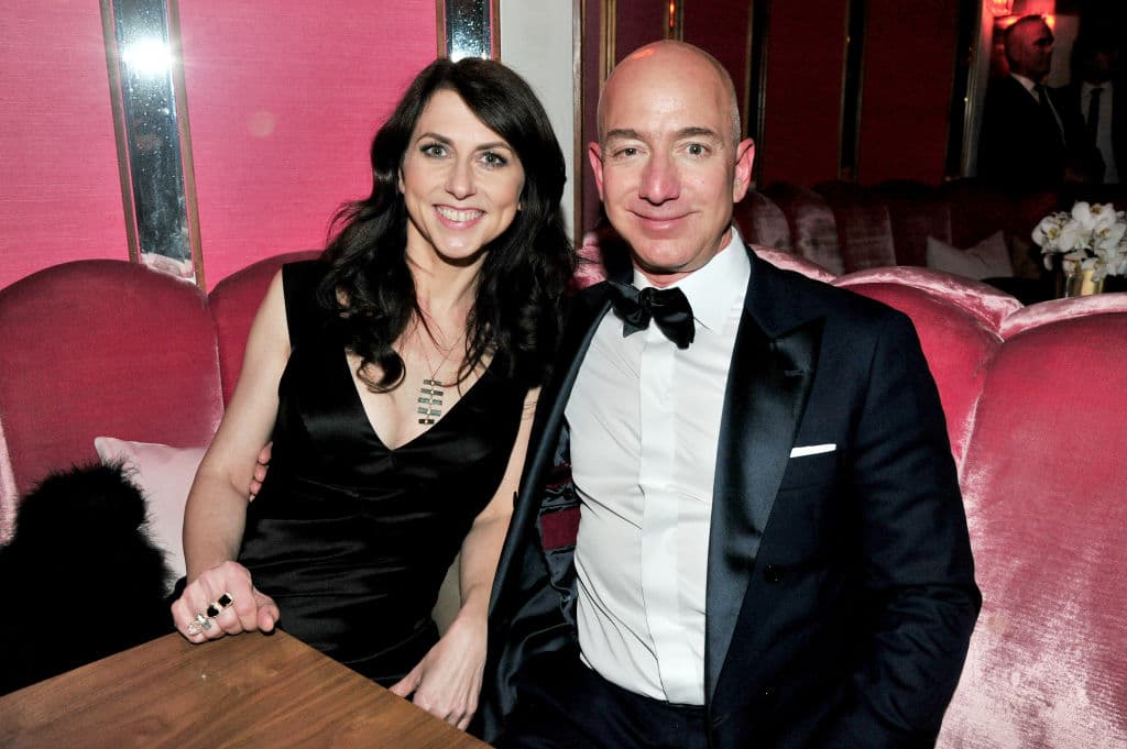 Eso se produjo pocos días después de que Bezos anunciara en Twitter que él y su esposa MacKenzie Scott se iban a divorciar tras de 25 años de matrimonio.