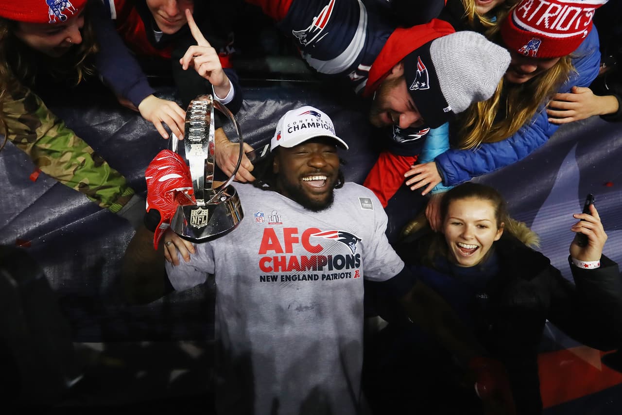 Los jugadores incluyeron en la fiesta a los fanáticos del equipo, a quienes les acercaron el trofeo de campeonato.