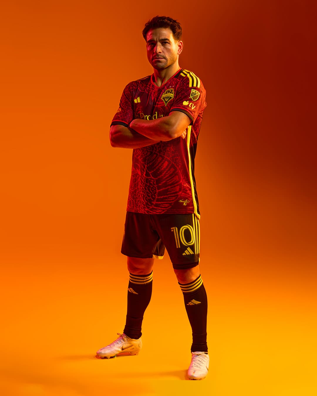Este sábado Seattle Sounders FC estrenará ante LAFC su nueva playera alternativa, bautizada como "The Bruce Lee kit" ("La camiseta de Bruce Lee").