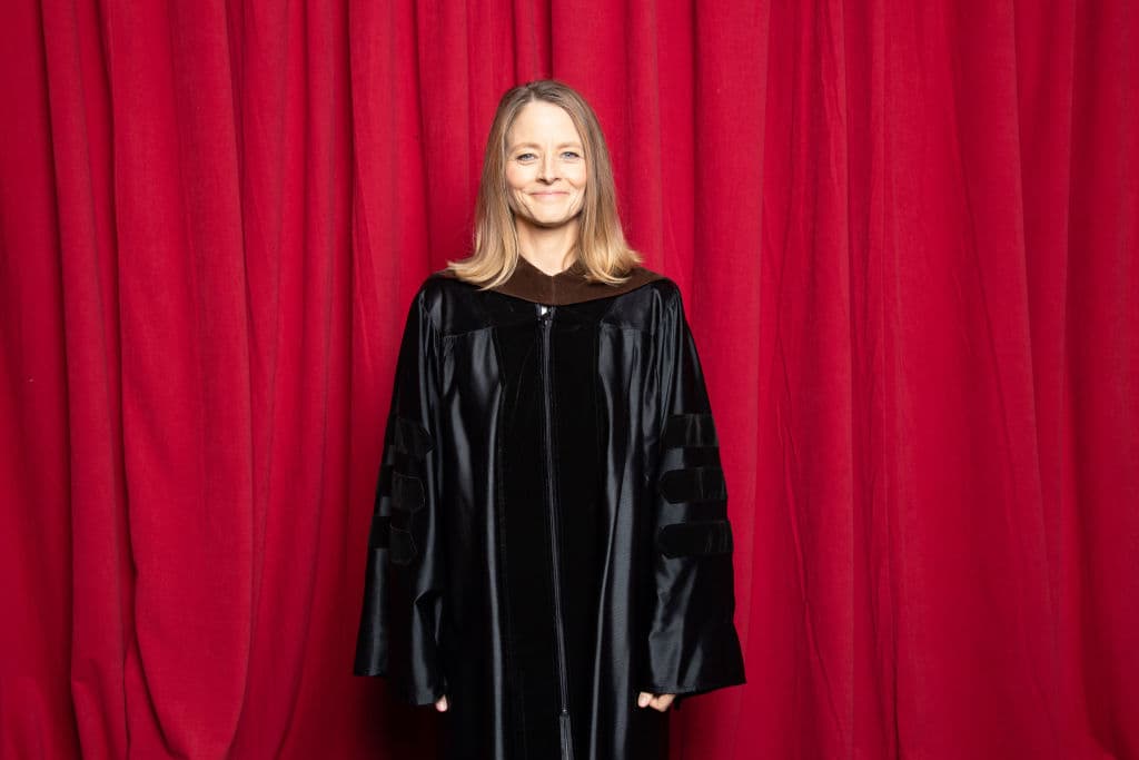 Orange Is the New Black - Piper Chapman, una mujer de Connecticut con una vida estable a punto de casarse, es detenida a raíz de un delito de drogas que cometió hace una década: en aquellos días llevó un maletín con droga para Alex Vause, una traficante y antigua amante de Piper.
<br>