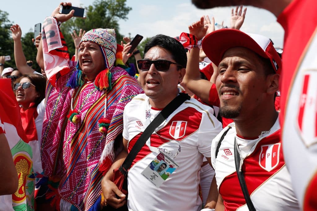 Los hinchas peruanos y australianos viven con emociones distintas su último duelo por el grupo C del Mundial, unos con la nostalgia de la despedida y los otros con la ilusión de aún llegar a octavos.