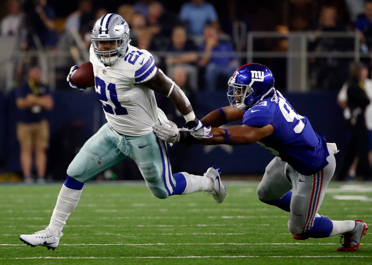 Ezekiel Elliott, corredor de los Cowboys de Dallas, se escapa de B.J. Goodson, linebacker de los Giants de Nueva York, en la segunda mitad del encuentro realizado el domingo 10 de septiembre de 2017 (AP Foto/Ron Jenkins)