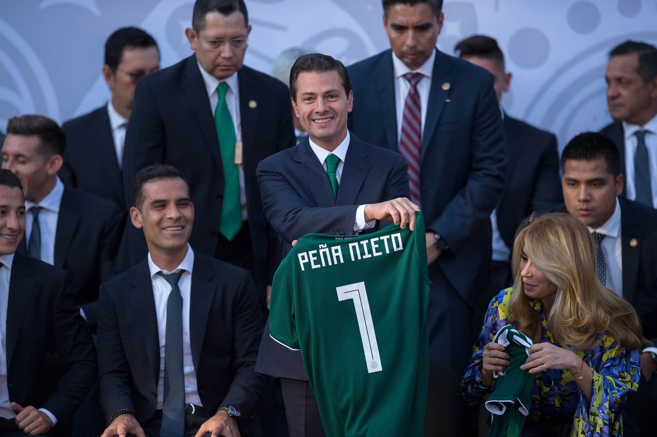Cuerpo técnico, comandado por Juan Carlos Osorio, y jugadores de la selección mexicana de fútbol asistieron este jueves al abanderamiento a cargo del presidente Enrique Peña Nieto y la primera dama Angélica Rivera en la Residencia Oficial de Los Pinos. La bandera tricolor la recibió Héctor Moreno y las palabras del equipo las entregó Rafa Márquez.