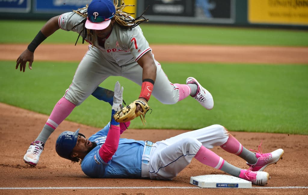 Con mensajes en el rostro, en los zapatos, con guenteletas, muñequeras, guantes, bates y detalles en las bases y otras señales, los peloteros en las Ligas Mayores celebraron el Día de las Madres tiñendo los diamantes de Major League Baseball de rosa.