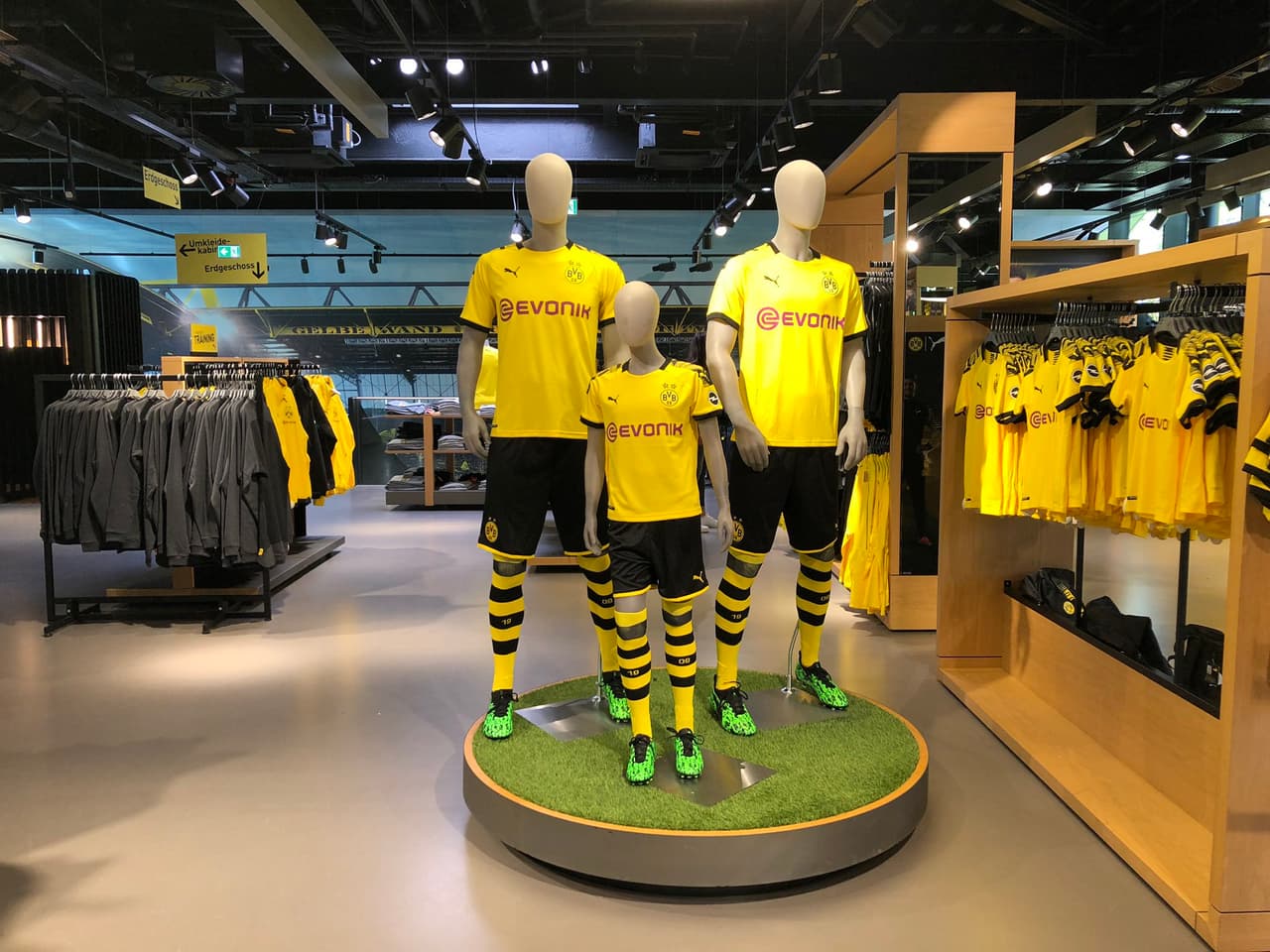 Borussia Dortmund realizó el lanzamiento de su nueva playera (con las tres de portero) para la siguiente temporada la cual usará por primera vez ante Borussia Monchengladbach en el cierre de la Bundesliga. El diseño abandona las mangas negras y regresa a una franja de ese color sobre los hombros con patrones. Además, celebra los 110 años del club con una frase en el cuello: "Ayer, hoy, mañana, para siempre".
